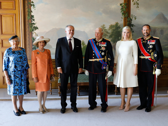 President Andrej Kiska omgitt av Kongeparet, Kronprinsparet og Prinsesse Astrid, fru Ferner i Fugleværelset. Foto: Gorm Kallestad / NTB scanpix